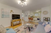 Stylish & Cozy Apartment Close to Everything!