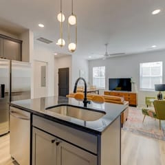 ☆ NEW Downtown Townhome ☆ 3 King Beds | Fast Wifi