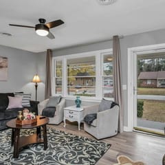 Bright & Renovated 3BR Close to Downtown