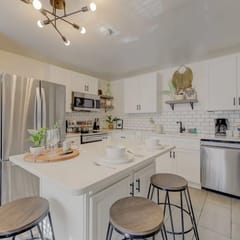 Funky River Caravan Apt | 4BR 3BA Near DT Cola