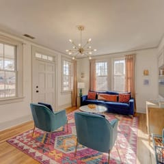 The Jewel of Bull Street Upstairs - 1 King Bedroom