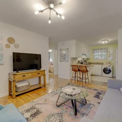 Stylish & Cozy Apartment Close to Everything!