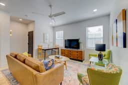 ☆ NEW Downtown Townhome ☆ 3 King Beds | Fast Wifi - Image 2