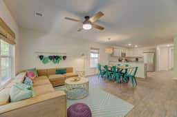 A Sunny & Stylish 4BR/3BA w King Beds & WiFi - Image 2