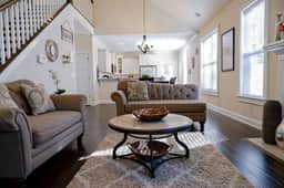 The Garnet Door Bungalow | 4BR 3BA Near DT Cola - Image 4