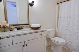 The Garnet Door Bungalow | 4BR 3BA Near DT Cola - Image 5