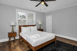 Walk to State St | 2 Beds + Queen Sleeper - Image 2