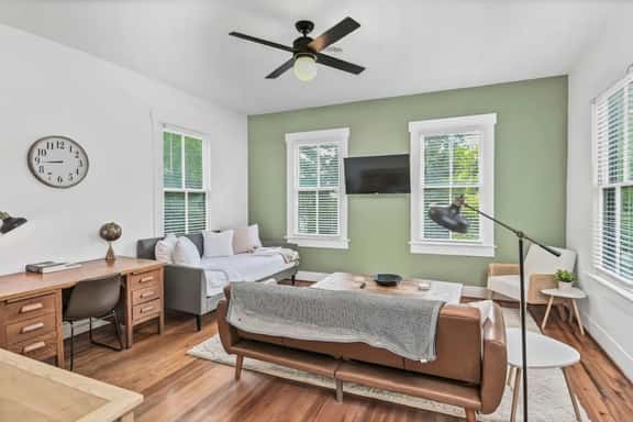 Melrose Heights 1BR | Mins to USC | Sleeps 4! - Image 1