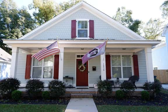 The Garnet Door Bungalow | 4BR 3BA Near DT Cola - Image 1