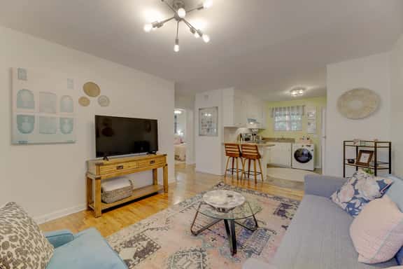 Stylish & Cozy Apartment Close to Everything! - Image 1