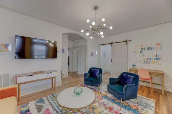 The Gem of Bull Street Downstairs DT Apartment - Image 1