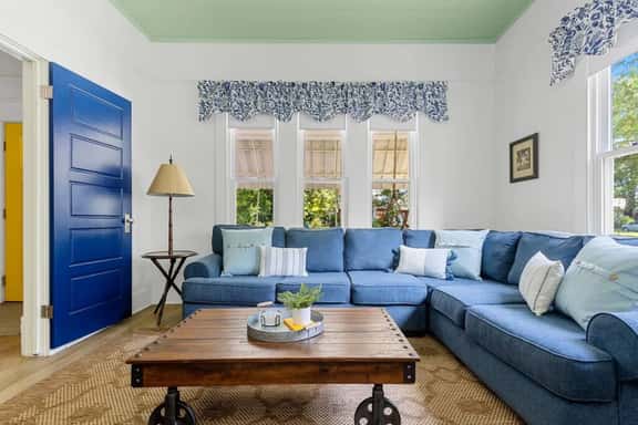 Urban Farmhouse | Sleeps 8 Walk to WeCo Dine + Shops - Image 1