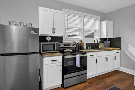 Walk to State St | 2 Beds + Queen Sleeper - Image 1