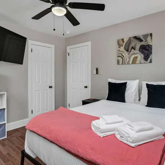 Hibiscus Hideaway | Relaxing 3BR Escape - Image 1