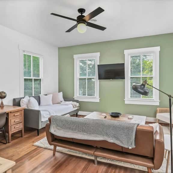 Melrose Heights 1BR | Mins to USC | Sleeps 4! - Image 1