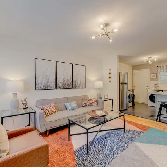 Modern Renovated Apartment in the ♥️ of the City - Image 1