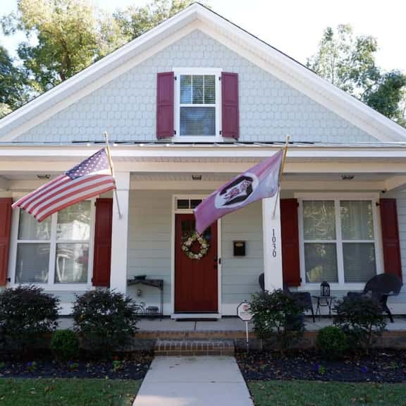 The Garnet Door Bungalow | 4BR 3BA Near DT Cola - Image 1