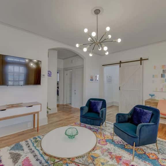 The Gem of Bull Street Downstairs DT Apartment - Image 1