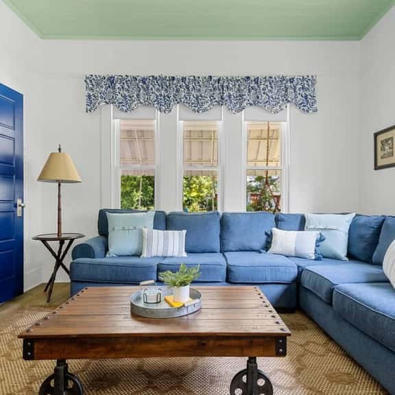Urban Farmhouse | Sleeps 8 Walk to WeCo Dine + Shops - Image 1
