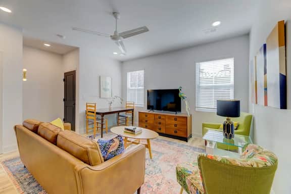 ☆ NEW Downtown Townhome ☆ 3 King Beds | Fast Wifi - Image 2