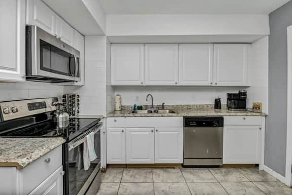 2BR Near Downtown | Walk to Hospital - Image 5
