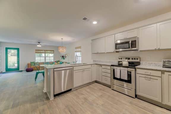 A Sunny & Stylish 4BR/3BA w King Beds & WiFi - Image 3