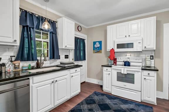 Blue Bungalow | 2BR 1BA | Lexington - Image 3