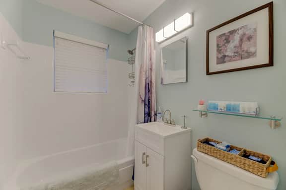 Comfy Cozy and Convenient Condo - Image 3