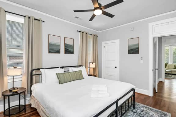 Dana's Cottage| 1 King Bed | Close to USC Stadium - Image 3