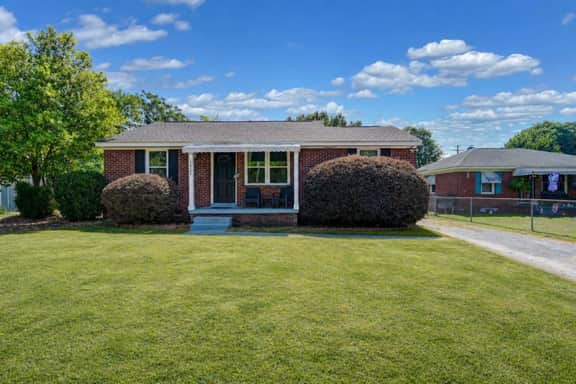 Hibiscus Hideaway | Relaxing 3BR Escape - Image 4