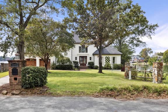 Lakeside Manor | Sleeps 10 | Pool Table & Playroom - Image 4