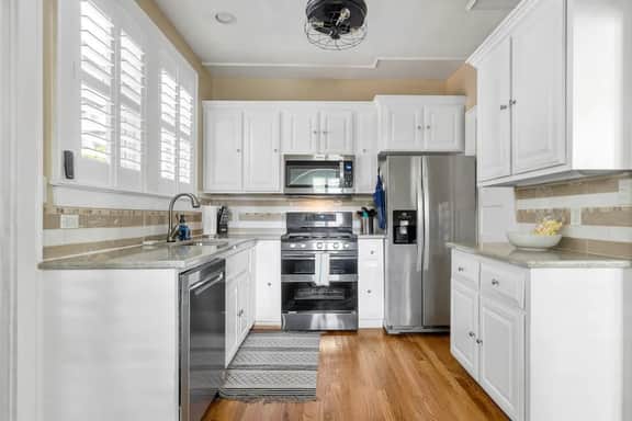 Lush 4BR on Lincoln | Mins to USC | Sleeps 7 - Image 2