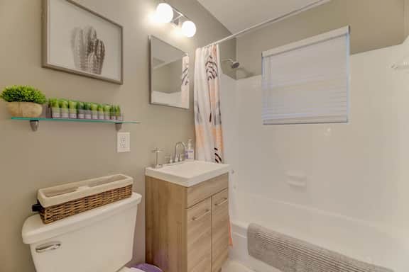 Modern Renovated Apartment in the ♥️ of the City - Image 5