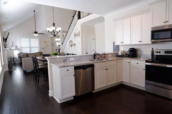 The Garnet Door Bungalow | 4BR 3BA Near DT Cola - Image 3