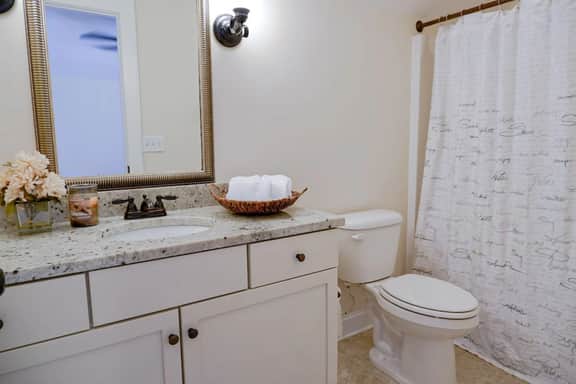 The Garnet Door Bungalow | 4BR 3BA Near DT Cola - Image 5