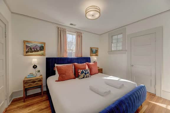 The Jewel of Bull Street Upstairs - 1 King Bedroom - Image 3