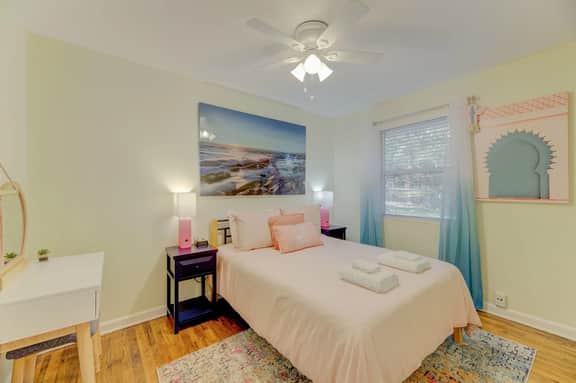 Stylish & Cozy Apartment Close to Everything! - Image 5