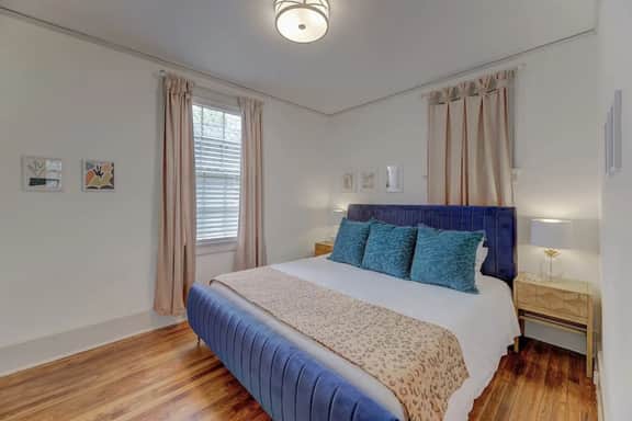 The Gem of Bull Street Downstairs DT Apartment - Image 4