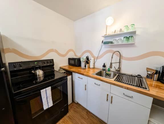 The Rainbow Room | Studio Apartment - Image 3